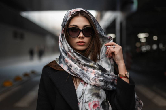 Атласна хустка: головний аксесуар сезону весна-літо 2025