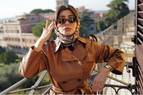 Як носити хустку на голові: модні способи 2025 року