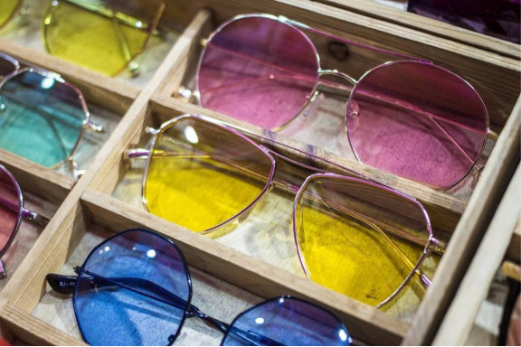 Роль різнокольорових лінз у сонцезахисних окулярах